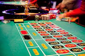 Tampilan gulungan Wild West Gold dengan simbol koboi dan emas